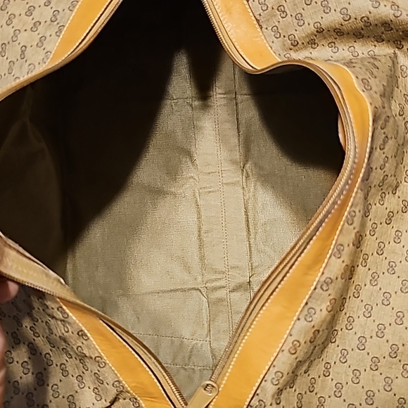 Gucci duffle and pouch. Comes with COA. - Picture 10 of 16